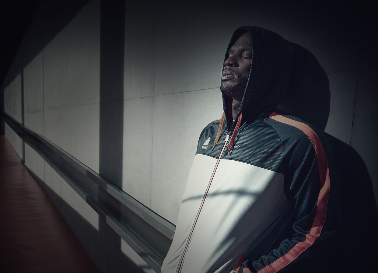 DEPORTISTA CON CAPUCHA Hood sportsman