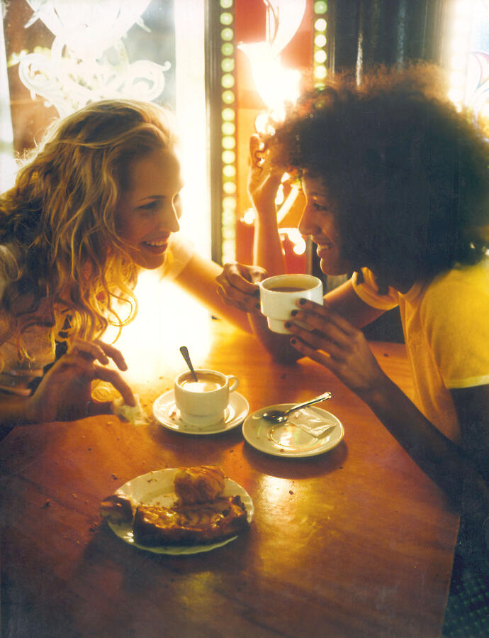 CAFÉ ENTRE AMIGAS Coffee girl friends