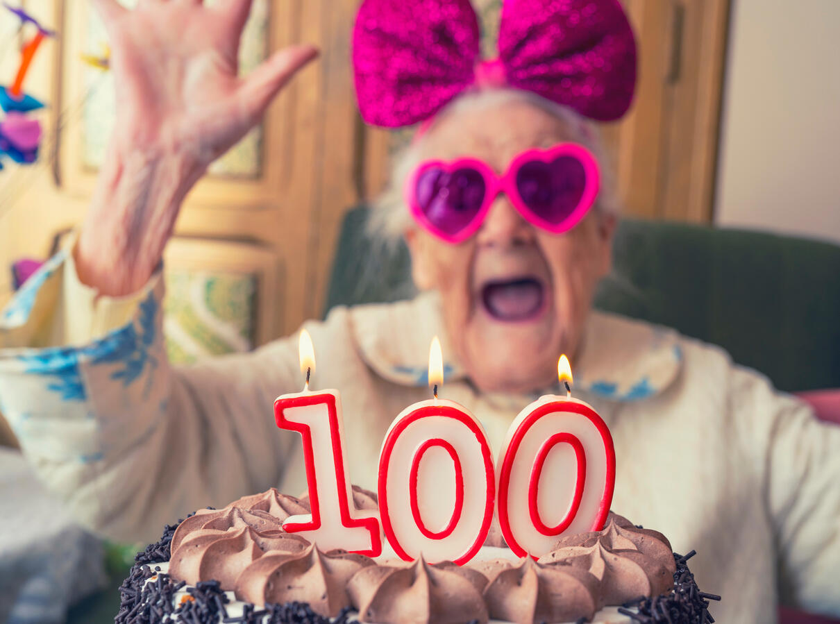 100 CUMPLEAÑOS Elder woman 100 years old birthday