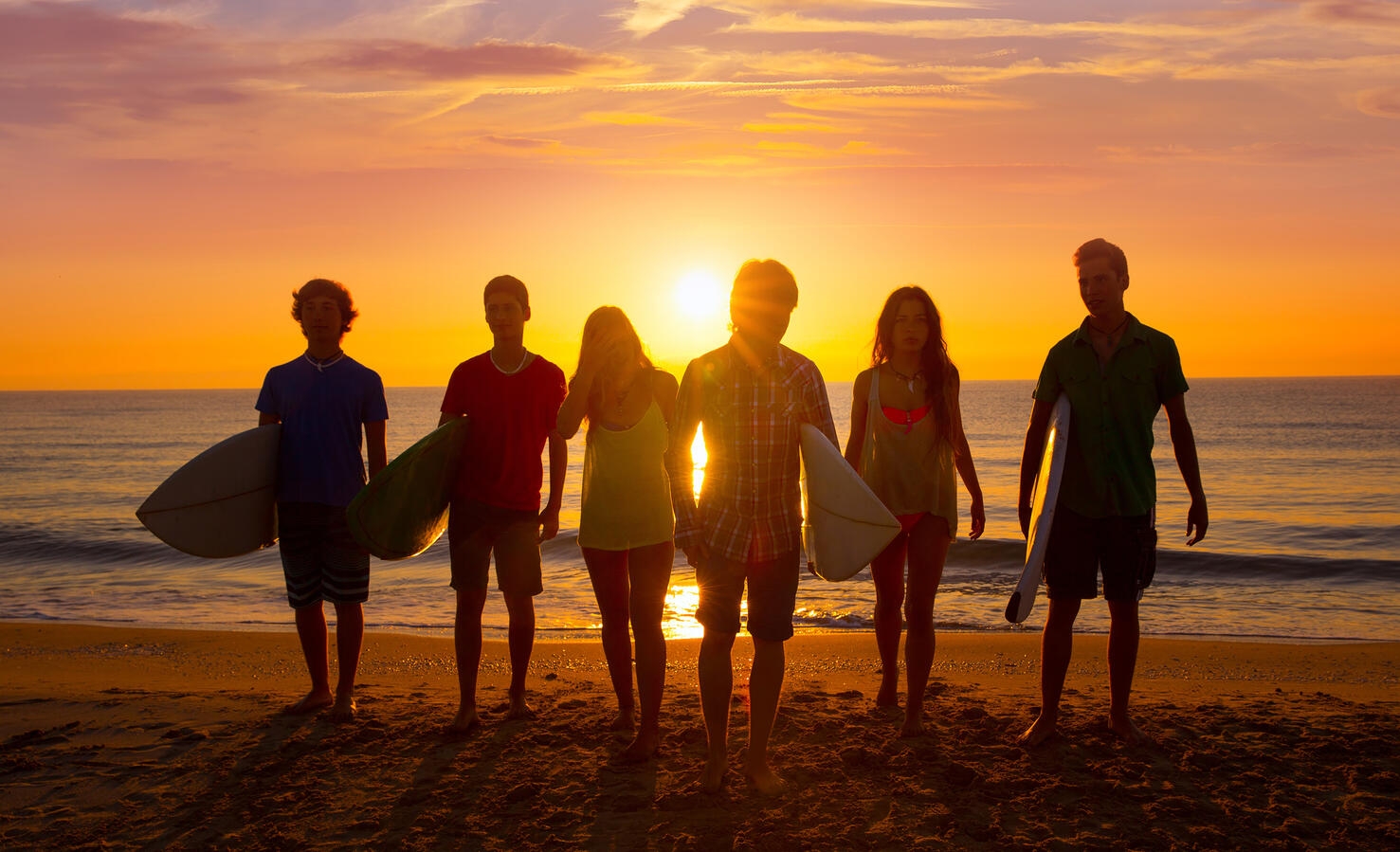 SURFERS AL AMANECER Surfer teenagers